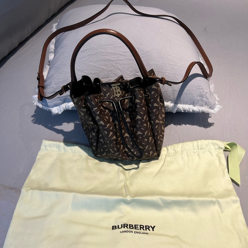Burberry bucket bag